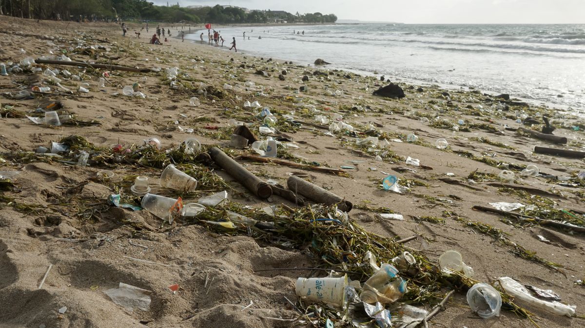 Desítky tun odpadu každý den. Pláže na Bali zaplavila plastová vlna